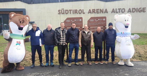 Gedenktafel in der Olympia-Arena Antholz, Austragungsort der olympischen Biathlon-Wettbewerbe ab 6. Februar. Auf dem Foto (von links): Landeshauptmann Arno Kompatscher, VSS-Vizepräsident Thomas Tiefenbrunner, Gerhard Plankensteiner, Thomas Brugger, Hans Passler, Andreas Zingerle und Dominik Windisch. (Foto: LPA)