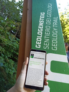 Wer das Thema der Geologie weiter vertiefen will, kann sich über einen an den Tafeln angebrachten QR Code Vertiefungstexte in deutscher, italienischer und englischer Sprache herunterladen. (Foto: LPA/Landesamt für Natur)