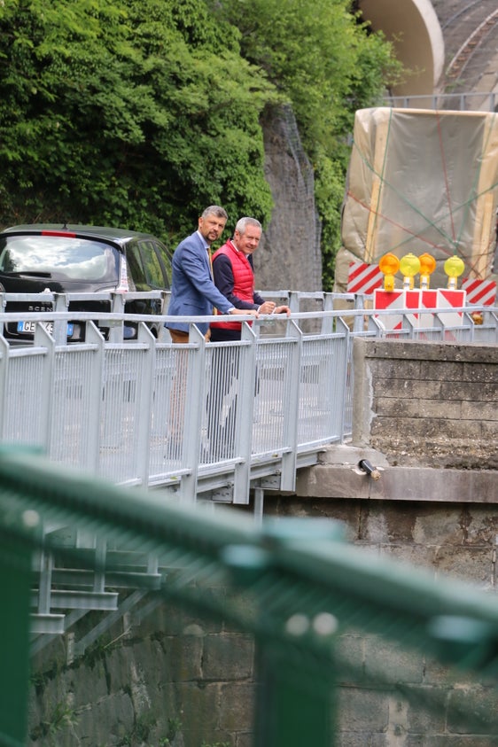 Landesrat Daniel Alfreider (links) und der Bürgermeister von Karneid Albin Kofler trafen sich kürzlich zu einem Lokalaugenschein an der Baustelle. (Foto: LPA/Ressort für Infrastrukturen und Mobilität)