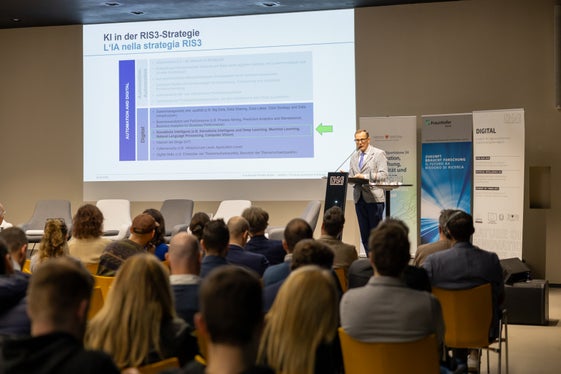 Il direttore di Ripartizione Franz Schöpf ha ricordato le attuali opportunità di finanziamento nel campo della digitalizzazione nel mondo dell'imprese. (Foto: USP/Bernhard Aichner)