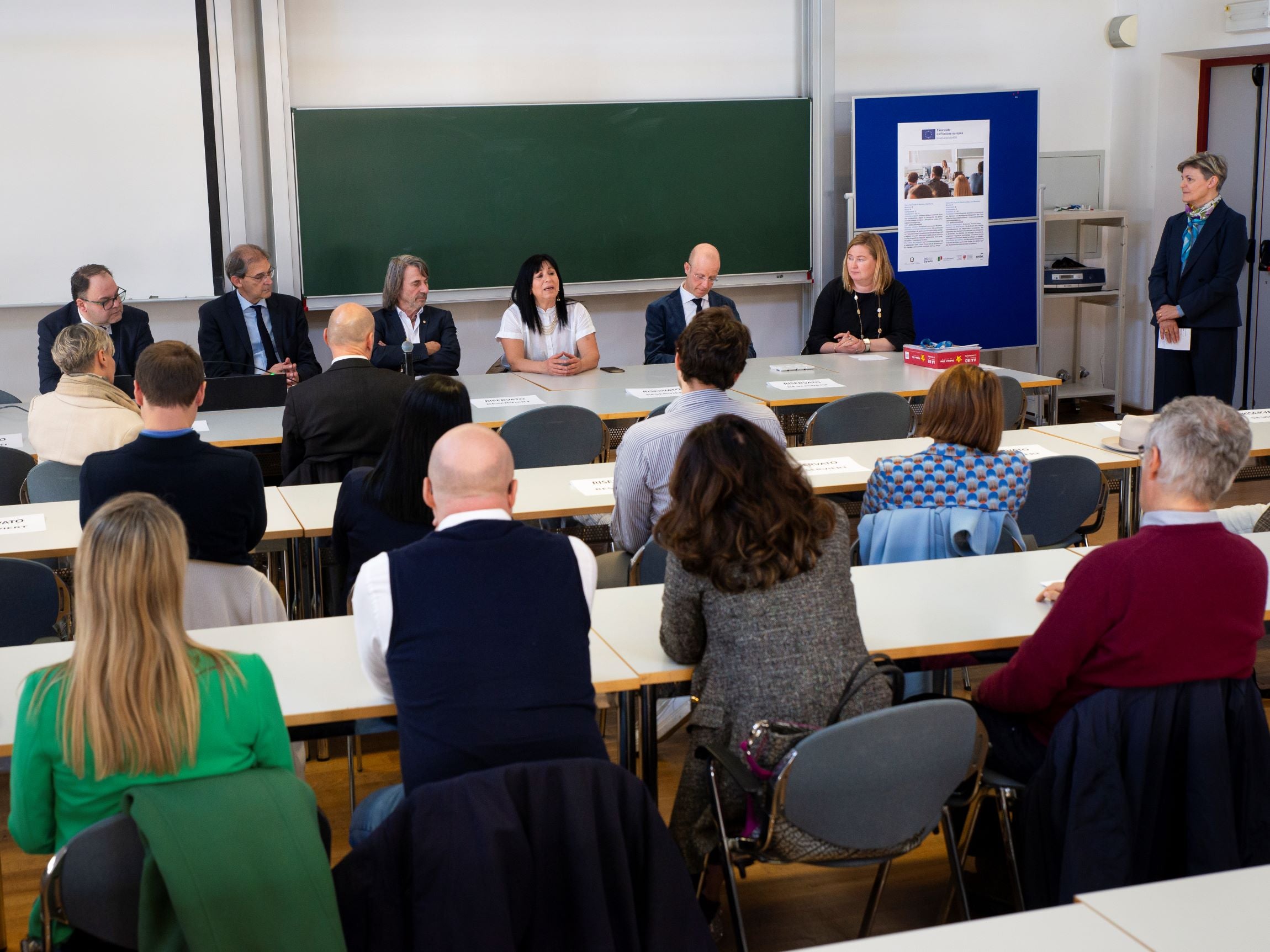 Preparare i dirigenti alle sfide attuali e future del settore sanitario. Nella foto (da sinistra), Christian Kofler, direttore generale dell’Azienda sanitaria dell'Alto Adige,  il rettore della Libera Università di Bolzano Paolo Lugli, l'assessore provinciale Hubert Messner, Isabella Mastrobuono, direttrice e referente PNRR per l'Alto Adige, il prorettore della LUB Alex Weissensteiner e la direttrice accademica del corso, Marjaana Gunkel. (Foto: ASP/Fabio Brucculeri)