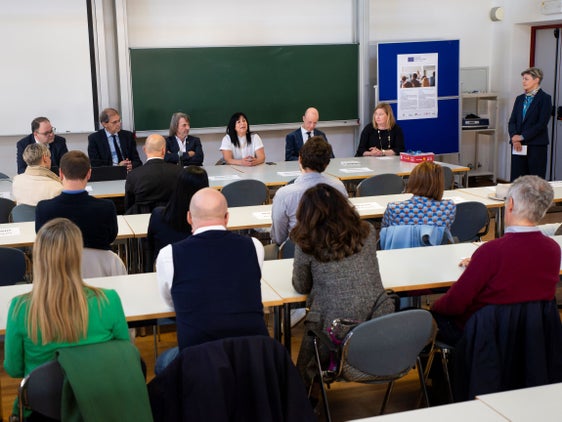 Preparare i dirigenti alle sfide attuali e future del settore sanitario. Nella foto (da sinistra), Christian Kofler, direttore generale dell’Azienda sanitaria dell'Alto Adige,  il rettore della Libera Università di Bolzano Paolo Lugli, l'assessore provinciale Hubert Messner, Isabella Mastrobuono, direttrice e referente PNRR per l'Alto Adige, il prorettore della LUB Alex Weissensteiner e la direttrice accademica del corso, Marjaana Gunkel. (Foto: ASP/Fabio Brucculeri)