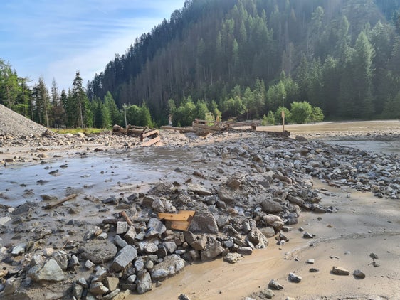 Die Wildbachverbauung ist nach der Mure im Bronsarabach in Campill mit Aufräum- und Sicherungsarbeiten befasst. (Foto: LPA/Landesamt für Wildbach- und Lawinenverbauung Ost)