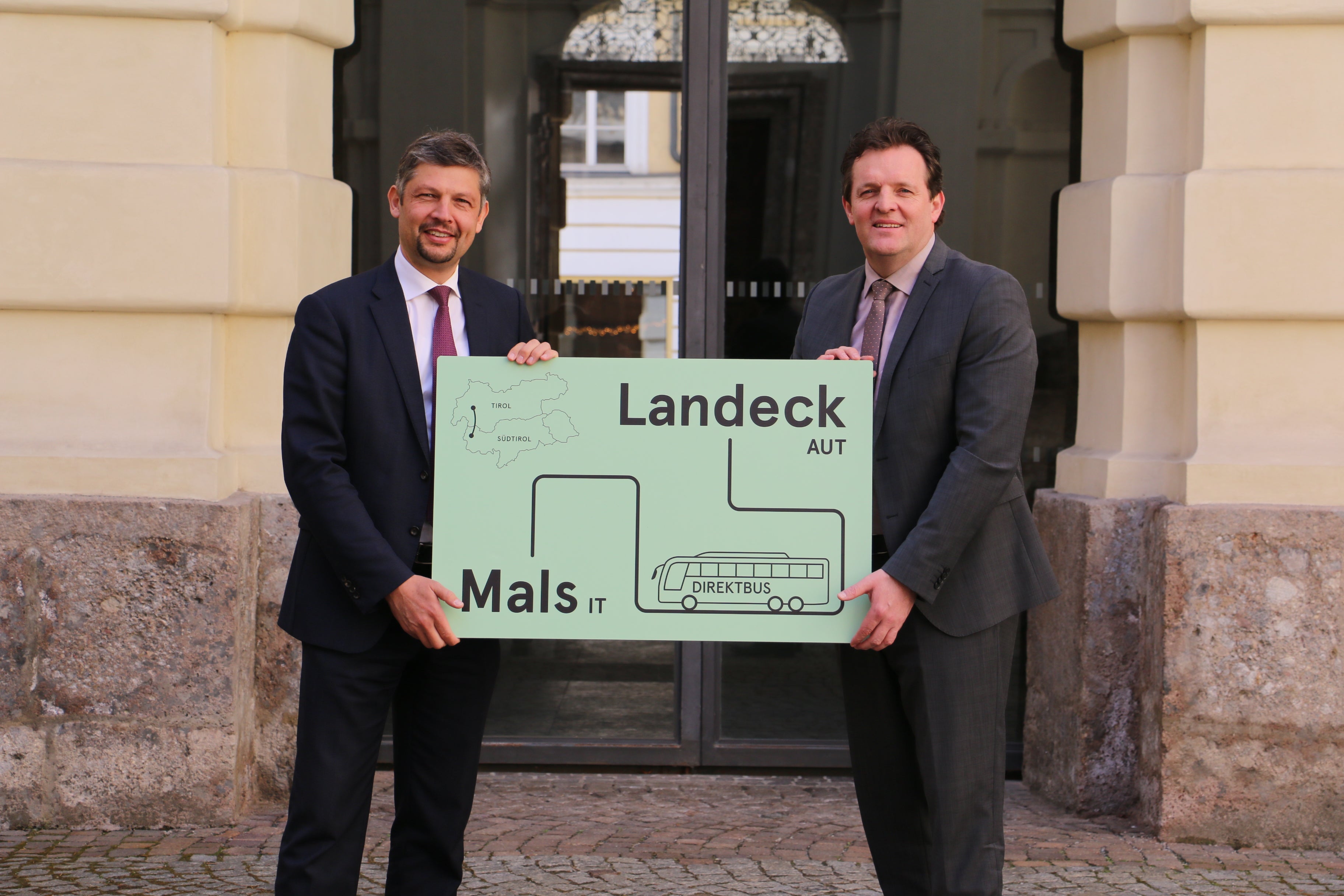 Im Dezember 2023 startet die neue länderverbindende Busverbindung Mals-Landeck mit 28 Fahrten pro Tag, teilen die Mobilitätslandesräte Alfreider aus Südtirol (l.) und Zumtobel (Tirol) mit. (Archivfoto: LPA/Ingo Dejaco)