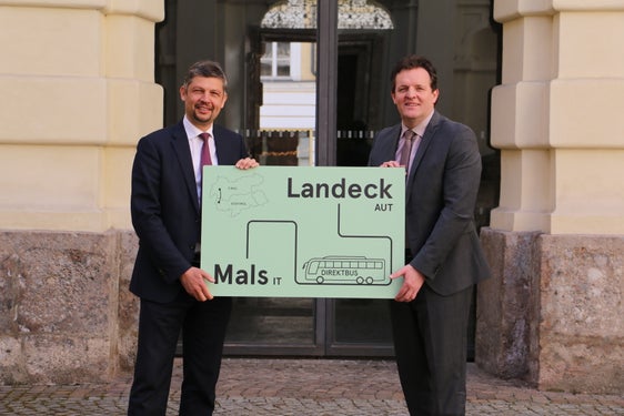 Im Dezember 2023 startet die neue länderverbindende Busverbindung Mals-Landeck mit 28 Fahrten pro Tag, teilen die Mobilitätslandesräte Alfreider aus Südtirol (l.) und Zumtobel (Tirol) mit. (Archivfoto: LPA/Ingo Dejaco)