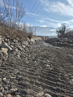 Die Wildbachverbauer haben zur Baustelle an der Etsch in Algund einen Zufahrtsweg angelegt, um dort eine 150 Meter lange, mit Beton verstärkte Zyklopensteinmauer zu errichten. (Foto: LPA/Amt für Wildbach- und Lawinenverbauung Süd in der Agentur für Bevölkerungsschutz)