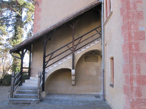 Die Umspannstation in St. Michael/Eppan wurde 1903 erbaut und weißt mehrere besondere baulichen Elemente auf, wie beispielsweise die Freitreppe (im Bild). Das Gebäude ist ein Beispiel für die stilistische Vielfalt der Architektur der Jahrhundertwende. (Foto: LPA/Landesdenkmalamt)