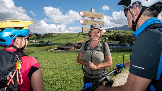 Südtirol Alto Adige Rangerin Michaela Prister ist auf der Seiser Alm im Einsatz: Sie informiert Besucherinnen und Besucher direkt vor Ort und sensibilisiert für angemessenes Verhalten im Landschaftsschutzgebiet. (Foto: LPA/Fabio Brucculeri)