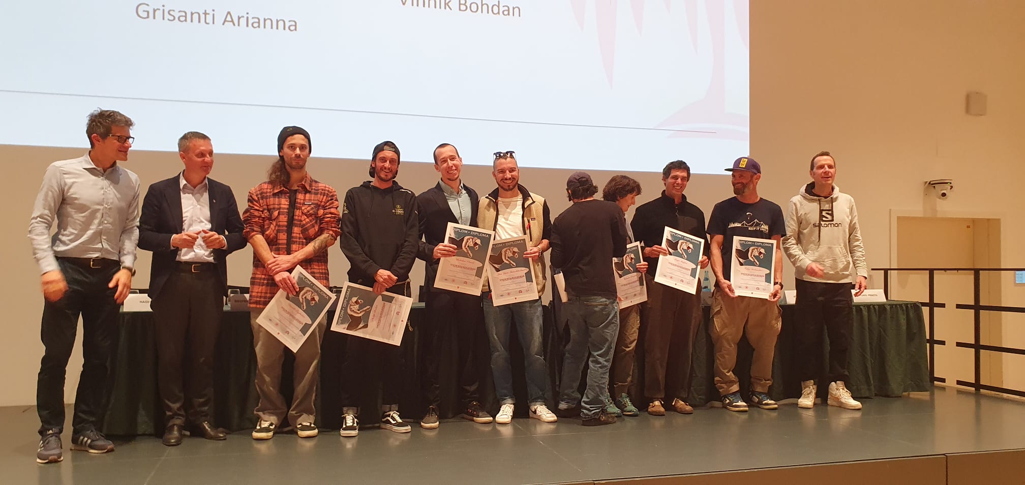 L'assessore provinciale Luis Walcher (secondo da sinistra) ha consegnato a 9 maestri di telemark, 2 maestri di sci di fondo, 10 maestri e 2 maestre di snowboard; 39 maestri di sci alpino e 27 maestre di sci alpino i diplomi di fine corso, in occasione dell'assemblea annuale plenaria del Collegio professionale maestri di sci di Bolzano. (Foto: USP)