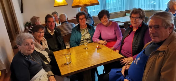 La proprietaria (a sinistra) e i suoi ospiti alla Gasthaus an der Himmelspfort a Penone. (Foto: USP/Gasthaus an der Himmelspfort)