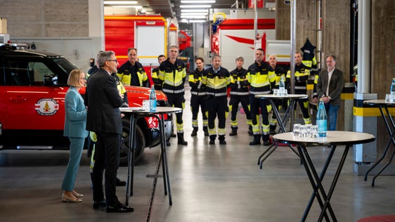 “Chi si impegna giorno e notte per la sicurezza della popolazione ha bisogno di condizioni quadro affidabili e adeguate. Con questo accordo rafforziamo il nostro Corpo permanente dei vigili del fuoco e, al contempo, investiamo in una protezione civile efficiente”, ha sottolineato il presidente della Provincia Arno Kompatscher (in primo piano) in occasione della presentazione del nuovo contratto. (Foto: USP/Fabio Brucculeri)