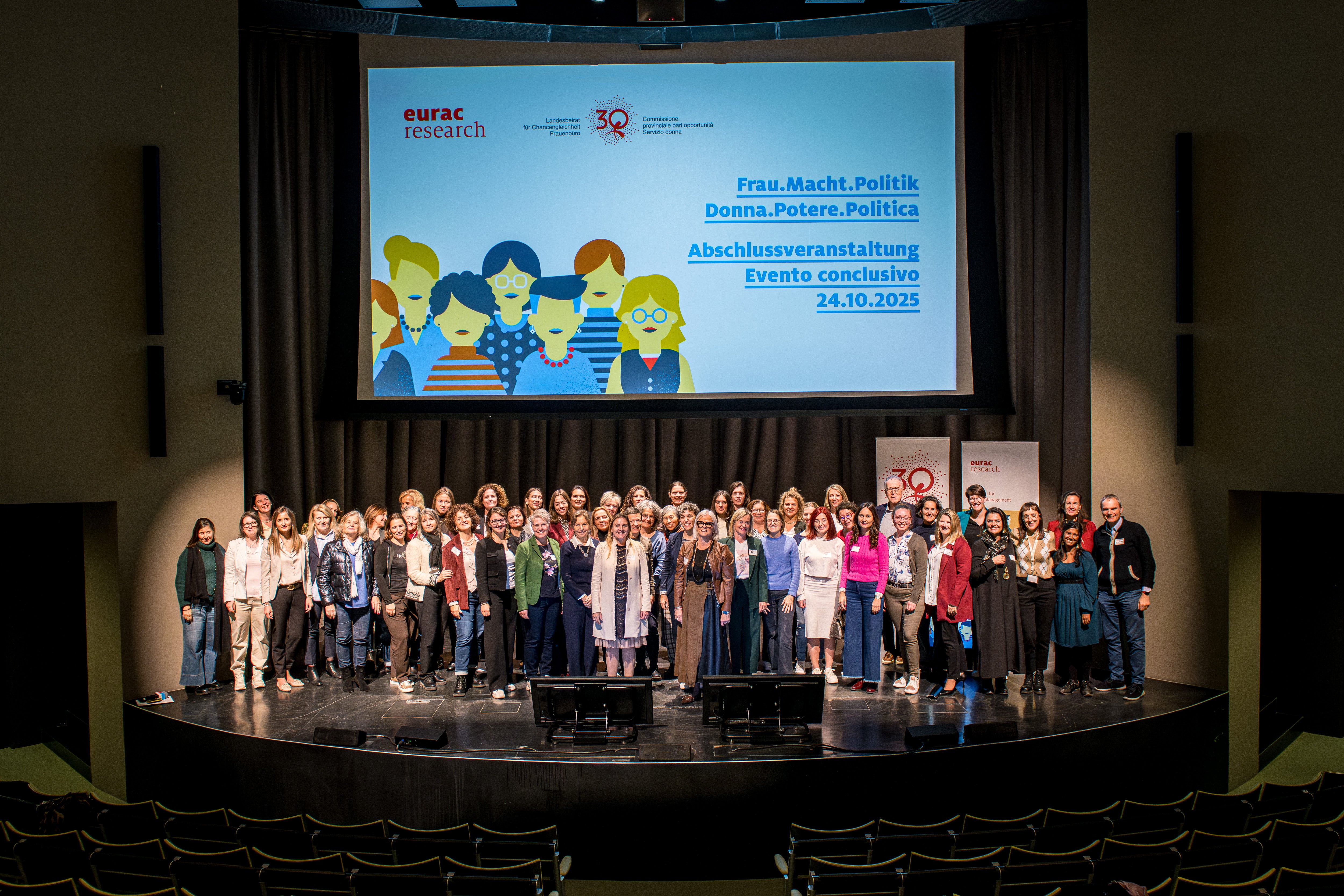 Engagiert, kompetent und bereit, Verantwortung zu übernehmen: Die Absolventinnen des Lehrgangs Frauen in der Gemeindepolitik beim Abschluss des Lehrgangs. (Foto: LPA/Lukas Auer)