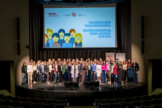 Engagiert, kompetent und bereit, Verantwortung zu übernehmen: Die Absolventinnen des Lehrgangs "Frauen in der Gemeindepolitik" beim Abschluss des Lehrgangs. (Foto: LPA/Lukas Auer)