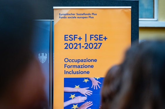Nell’anno scolastico 2025/2026, 147 istituti scolastici hanno partecipato alle iniziative finanziate dal FSE+, di cui 80 scuole di lingua tedesca e 67 di lingua italiana. (Foto: USP/Greta Stuefer)