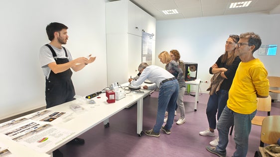 Michelangelo Lamonaca vom Ökoinstitut Bozen zeigte, wie bei der Brillenproduktion Plastikabfall entsteht. (Foto: LPA/Ursula Pirchstaller)