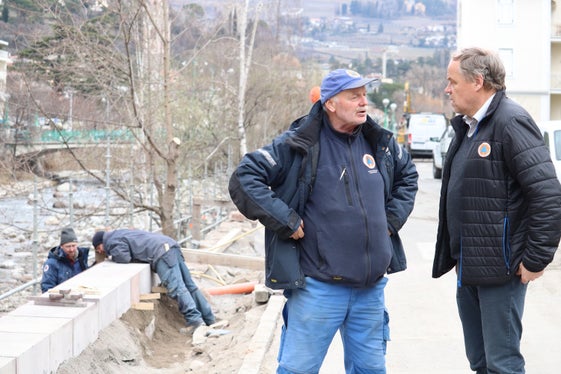 Il caposquadra Konrad Hofer (a sinistra nella foto) il 23 marzo 2023 con il direttore dell'Ufficio sistemazione bacini montani ovest Peter Egger in un cantiere sul Passirio a Merano. (Foto: USP/Maja Clara)