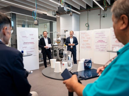 L'assessore provinciale Philipp Achammer con Erwin Rauch, responsabile della Smart Mini Factory della Facoltà di Ingegneria della Libera Università di Bolzano. (Foto: USP/Fabio Brucculeri)