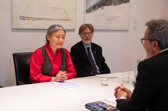 All'incontro con il presidente Kompatscher (di spalle) Thinlay Chukki era accompagnata dal ricercatore di Eurac Research Günther Cologna (a destra). (Foto: USP/Greta Stuefer)