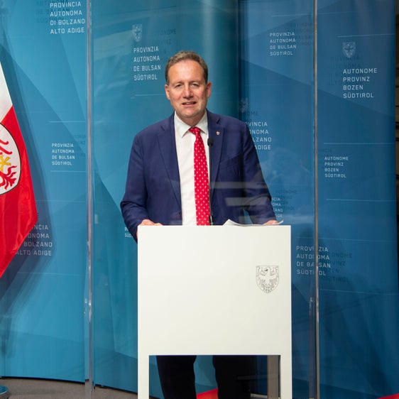 Auf Vorschlag von LR Bessone (im Bild) hat die Landesregierung das Programm am 17. Mai das 88, 4 Millionen Euro umfassende Hochbauprogramm bis 2024 genehmigt. (Foto: LPA/Fabio Brucculeri)