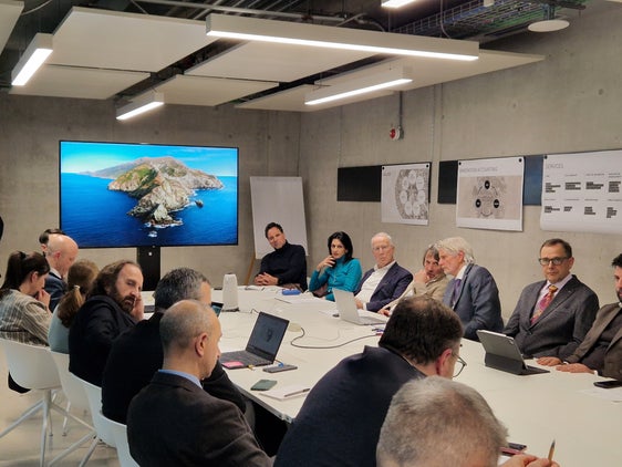 In Bozen wurde über ein interinstitutionelles Rahmenabkommen gesprochen, mit dem an einem international vernetzten Gesundheitswesen gearbeitet wird. Anwesend dabei war auch Gesundheitslandesrat Hubert Messner (4. von links, hinten). (Foto: LPA)