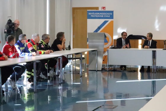 Siete un modello: il ministro per la Protezione civile Nello Musumeci (a destra) con il direttore dell'Agenzia per la Protezione civile Klaus Unterweger durante l'incontro di oggi nella sede dell'Agenzia per la Protezione civile (Foto: ASP/Maja Clara)