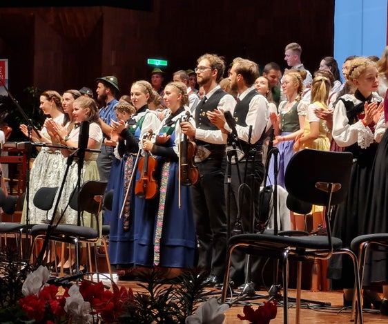 Der Volksmusikfestabend ist der feierliche Höhepunkt des Wettbewerbes in Innsbruck. Auch viele Südtiroler Teilnehmerinnen und Teilnehmer waren mit auf der Bühne. Im Bild vorne der Huber Viergsong. Teilnehmende Gruppen:
Huber Viergsong, Claras Nachtigalln, Mir vier, Gitschn und Büibm, Geschwister Schwarz, Flügelhorntrio Uemet, Geschwister Weiss, TirolSüd, Familienmusik Pichler, Flügelhorntrio Tschöggelberg-Reggelberg, Bandlkraler, Huzabichl Geignmusik, Ragau Geignmusik, Eisacktaler Gitschn, Soatnwechsl, Mir6a, Dowi 4, Tanzlmusig Musikschule Seis. Solistin: Pauline Maria Feichter (Foto: LPA/Franz Hermeter)
