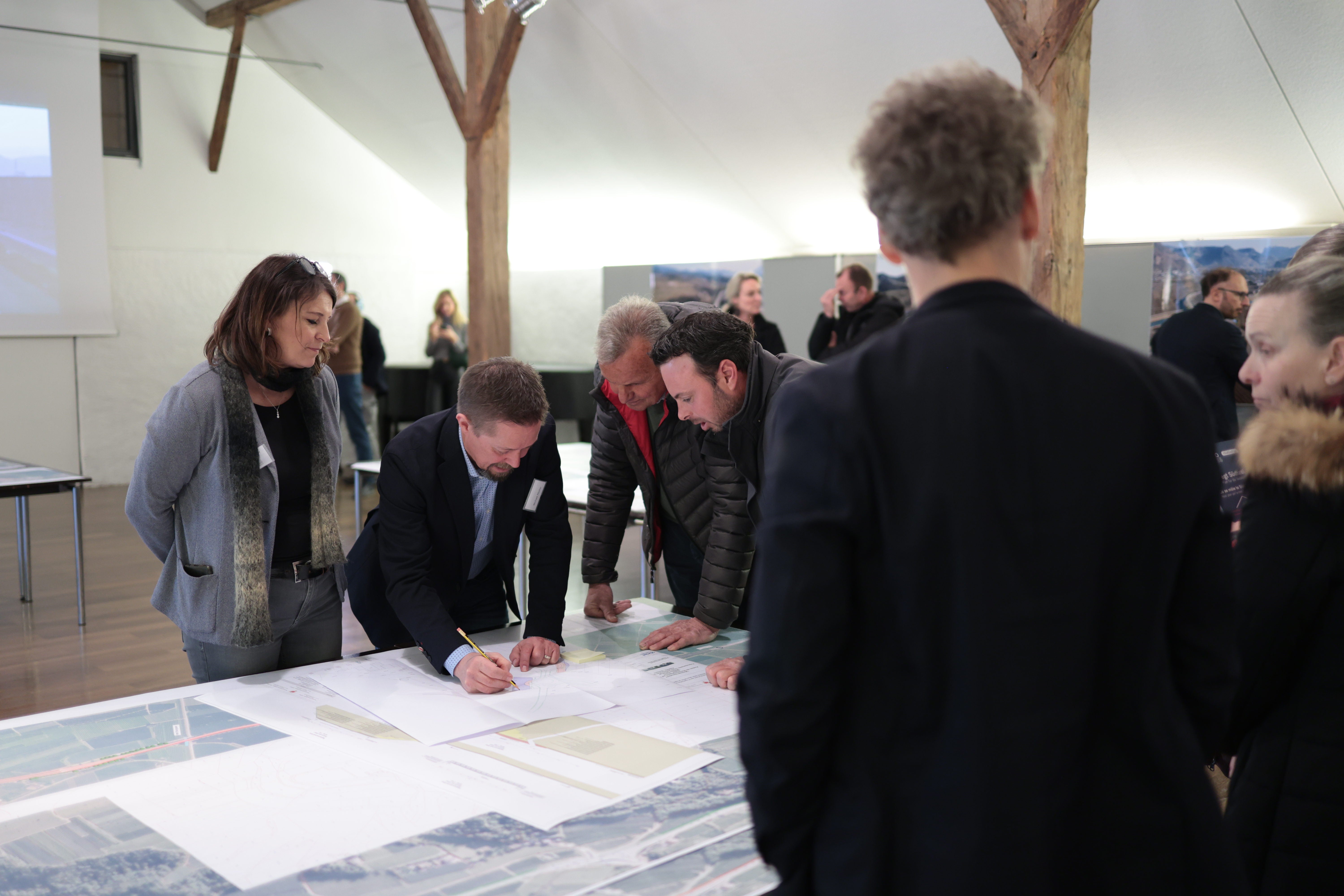 Beim Infotag zur Mobilität im Überetsch nutzen viele Interessierte die Gelegenheit, sich über geplante Projekte zu informieren und ihre Anliegen direkt mit den Fachleuten des Mobilitätsressorts zu besprechen. (Foto: LPA/Ivan Brentegani)