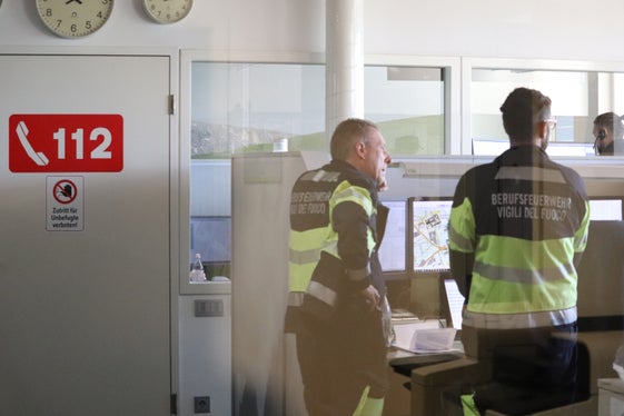 Dopo la richiesta di attivazione dell’allarme di Protezione civile, il Corpo permanente dei Vigili del fuoco trasmette la password alla Centrale provinciale d’emergenza. (Foto: USP/Maja Clara)