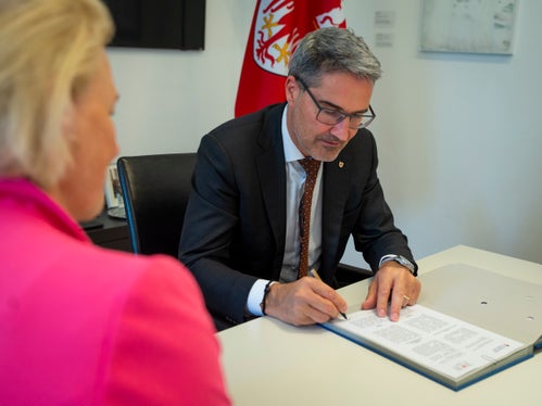 Il presidente Kompatscher appone la firma sull'accordo di tirocinio (Foto: ASP/Fabio Brucculeri)