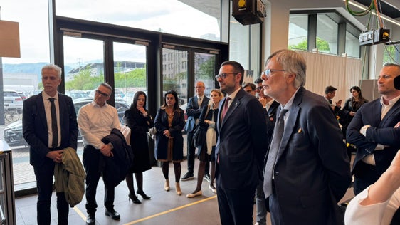 Die Führungskraft aus dem Bildungsministerium, Ettore Acerra, hat auch der Fakultät für Ingenieurswesen im NOI Techpark einen Besuch abgestattet und sich dabei unter anderem mit Uni-Rektor Alex Weissensteiner (5.v.r.) ausgetauscht. (Foto: LPA)