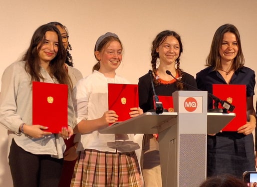 Sieger Sprachrohr (v.l.): 2. Platz Niki Gharani (Wien), 1. Platz Antonia Gfrerer und Maja Lehmann (Salzburg), 3. Platz Oliva Kaufmann (Südtirol)  (Foto: LPA/Landesamt für Jugendarbeit/Anita Demetz)
