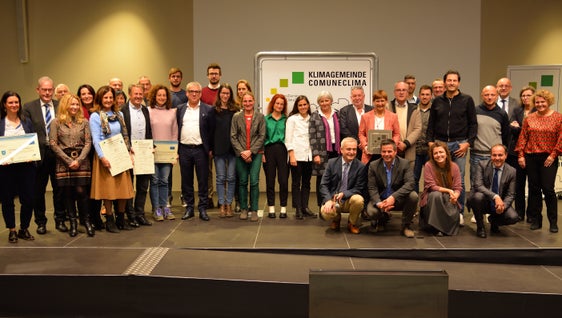 I Comuni sono attori chiave nel coinvolgimento dei cittadini nella transizione ecologica e nell'attuazione di azioni di prevenzione e mitigazione dei cambiamenti climatici. Foto di gruppo al termine della conferenza "L'adattamento ai cambiamenti climatici nei Comuni organizzata dall'Agenzia per l'Energia-Alto Adige CasaClima e la Strategia UE per lo Spazio Alpino. (Foto: Casaclima/Klimahaus) 