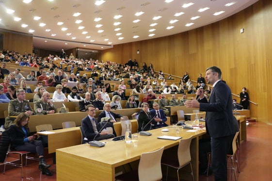 L'assessore provinciale all'Istruzione e alla Cultura ladina Daniel Alfreider parla agli studenti (Foto: ASP/Ingo/Dejaco)