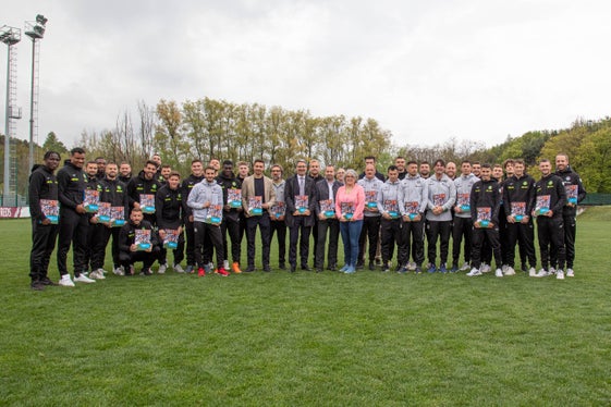 L'FC Südtirol, insieme al presidente altoatesino Arno Kompatscher e ai membri dell'Ufficio sport della Provincia di Bolzano, posano durante la presentazione dell'Annuario 2022, la cui copertina è dedicata quest'anno proprio alla squadra biancorossa. (Foto: FCS/Bordoni)


. (Foto: FC Alto Adige/Manuel Insam) 