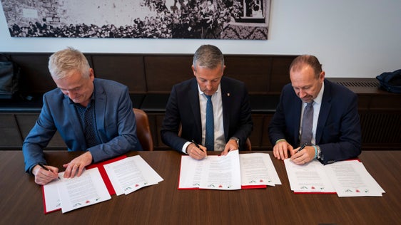 Strategische Zusammenarbeit gefestigt (von links): KlimaHaus-Generaldirektor Ulrich Santa, Energielandesrat Peter Brunner und GSE-Präsident Paolo Arrigoni unterzeichnen die neue Rahmenvereinbarung, die die Energiewende in Südtirol vorantreiben und die Erreichung der Netto-Klimaneutralität bis 2040 fördern soll. (Foto: LPA/Fabio Brucculeri).