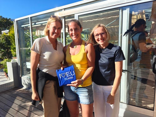 La direttrice della Ripartizione Europa, Martha Gärber (a sinistra), la titolare Marion Gluderer e l'assessora all'Europa Magdalena Amhof. (Foto: USP/Ursula Pirchstaller)