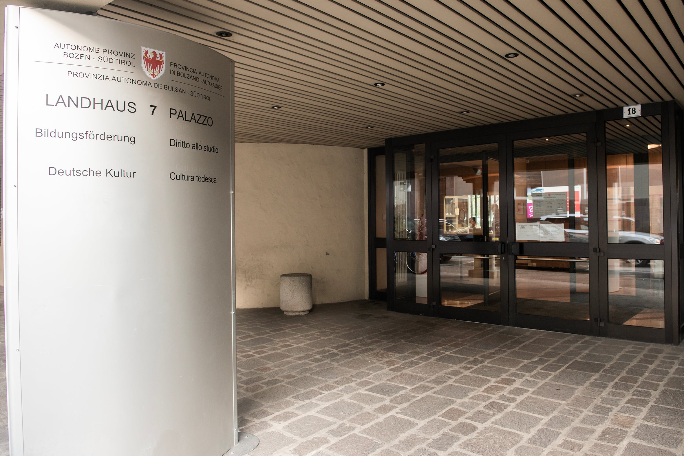 Die Landesabteilung Deutsche Kultur hat ihren Sitz im Landhaus 7 in der Bozner Andreas-Hofer-Straße 18. (Foto: LPA/Daldos)