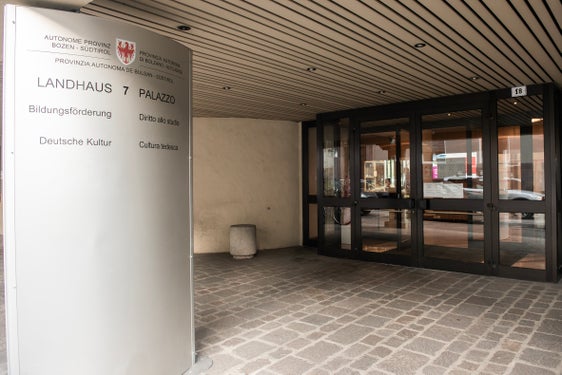 Die Landesabteilung Deutsche Kultur hat ihren Sitz im Landhaus 7 in der Bozner Andreas-Hofer-Straße 18. (Foto: LPA/Daldos)