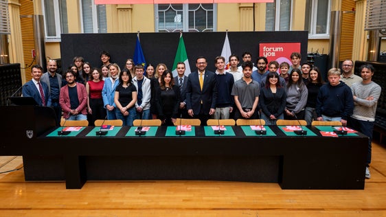 Gruppenfoto mit Schülerinnen und Schülern, Jugendorganisationen sowie dem Landesbeirat der Schülerinnen und Schüler italienischer Schulen und dem Landesjugendbeirat der italienischen Sprachgruppe gemeinsam mit Landesrat Marco Galateo (im Bild in der Mitte). (Foto: LPA/Fabio Brucculeri)