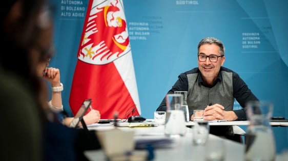 Landeshauptmann Arno Kompatscher präsentierte Ergebnisse der Arbeit des ersten Jahres der Landesregierung und gab einen Ausblick auf die nächsten Vorhaben. (Foto: LPA/Fabio Brucculeri)