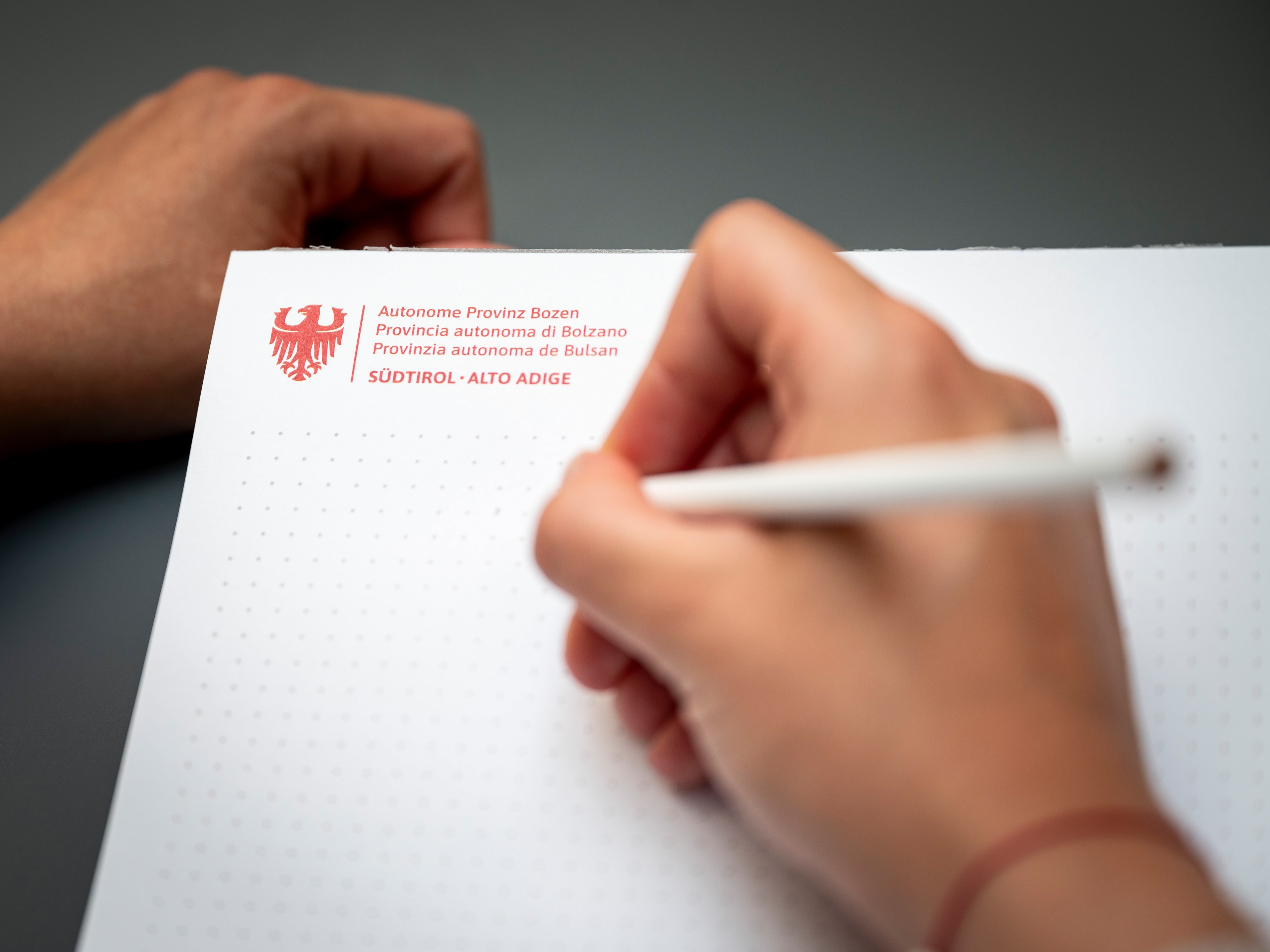 Il logo dell'Amministrazione provinciale è stato rinnovato sotto la direzione dell'Agenzia di stampa e comunicazione. Il 27 maggio la Giunta provinciale lo ha approvato. (Foto: USP/Fabio Brucculeri)