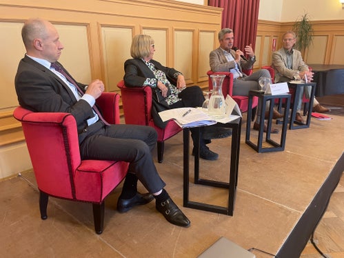 Vasyl Khymynets (ambasciatore dell'Ucraina in Austria), Eva Lichtenberger (moderatrice, parlamentare europea 2004-2014), il parlamentare europeo Herbert Dorfmann e l'esperto altoatesino di diritto dell'UE Walter Obwexer (Università di Innsbruck) durante il weekend di apertura dell'Accademia dell'Euregio (Foto: Euregio/Donagrandi)