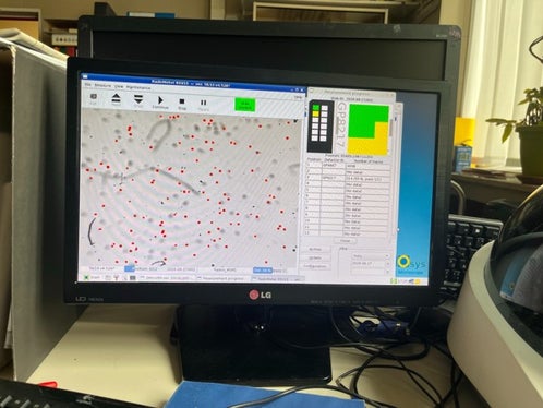 Analisi tramite microscopio ottico di un dosimetro che ha analizzato un locale a bassa concentrazione di radon. (Foto: USP/Laboratorio Analisi aria e radioprotezione)