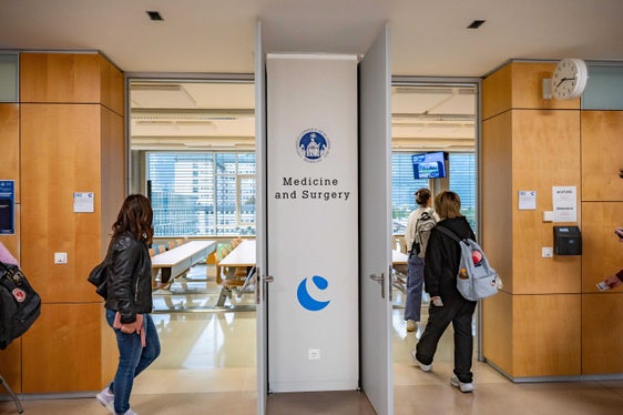 Presso la Claudiana di Bolzano presto torneranno a riempirsi le aule universitarie. Anche quest’anno il corso di laurea in “Medicine and Surgery” registra una forte richiesta. Dall’autunno 2026 saranno complessivamente 174 le future mediche e i futuri medici che frequenteranno il corso a Bolzano. (Foto: USP/Greta Stuefer)