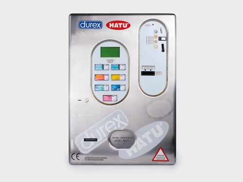 Uno dei primi distributori automatici di preservativi a Bressanone, situato sulla facciata esterna della farmacia comunale Peer, suscitò accese discussioni negli anni '80. All'aperto e sempre accessibile, doveva rendere il più semplice possibile l'acquisto di preservativi per tutti. Oggi fa parte della collezione del Museo della Farmacia. (Foto: USP/Associazione musei altoatesini/Museo della Farmacia)