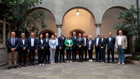 Gruppenfoto mit den Mitgliedern der Landesregierung und des Bozner Stadtrats (von links nach rechts): Landesrat Christian Bianchi, Landesrat Hubert Messner, Landesrat Luis Walcher, Landesrätin Ulli Mair, Landesrat Peter Brunner, Landesrätin Magdalena Amhof, Landesrat Philipp Achammer, Landeshauptmannstellvertreter Marco Galateo, Landeshauptmannstellvertreterin Rosmarie Pamer, Landeshauptmann Arno Kompatscher, Bürgermeister Claudio Corrarati, Vizebürgermeister Stephan Konder, Stadträtin Patrizia Brillo, Stadtrat Claudio Della Ratta, Stadträtin Johanna Ramoser, Stadtrat Marco Caruso und Stadtrat Tritan Myftiu.(Foto: LPA/Fabio Brucculeri)