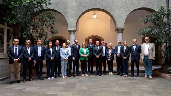 Gruppenfoto mit den Mitgliedern der Landesregierung und des Bozner Stadtrats (von links nach rechts): Landesrat Christian Bianchi, Landesrat Hubert Messner, Landesrat Luis Walcher, Landesrätin Ulli Mair, Landesrat Peter Brunner, Landesrätin Magdalena Amhof, Landesrat Philipp Achammer, Landeshauptmannstellvertreter Marco Galateo, Landeshauptmannstellvertreterin Rosmarie Pamer, Landeshauptmann Arno Kompatscher, Bürgermeister Claudio Corrarati, Vizebürgermeister Stephan Konder, Stadträtin Patrizia Brillo, Stadtrat Claudio Della Ratta, Stadträtin Johanna Ramoser, Stadtrat Marco Caruso und Stadtrat Tritan Myftiu.(Foto: LPA/Fabio Brucculeri)