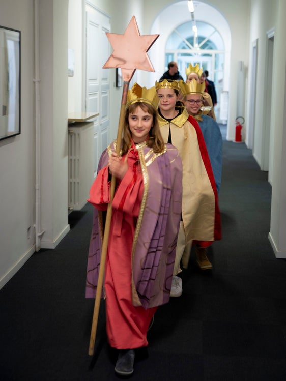 Un gruppo di cantori della stella della Val Passiria ha visitato oggi Palazzo Widmann. (Foto: ASP/Fabio Brucculeri)