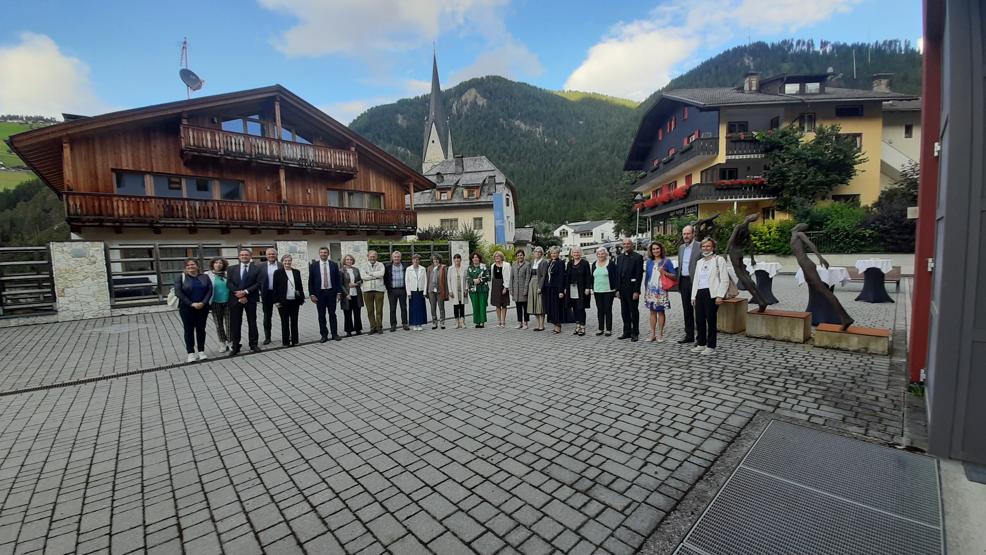 Da man ciampa: Maria Teresa Mussner, Elena Pellegrini, Heinz Videsott, Albert Videsott, Elisabeth Baur, Daniel Alfreider, Edith Ploner, Iaco Frontull, Sepl Agreiter, Roswitha Tomasini, Monica Castlunger, Irene Canins, Carla Comploj, Maria Rita Mitterrutzner, Ulrika Mauroner, Michaela Sotriffer, Hannelore Insam, Thea Blaas, Cecilia Clara, Eugen Runggaldier, Maria Kostner, Markus Felderer y Claudia Canins (Foto: USP)