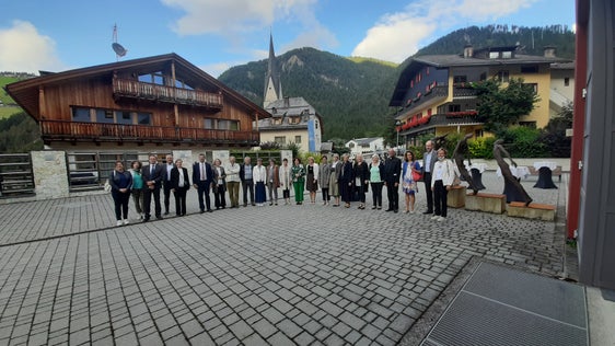 Da man ciampa: Maria Teresa Mussner, Elena Pellegrini, Heinz Videsott, Albert Videsott, Elisabeth Baur, Daniel Alfreider, Edith Ploner, Iaco Frontull, Sepl Agreiter, Roswitha Tomasini, Monica Castlunger, Irene Canins, Carla Comploj, Maria Rita Mitterrutzner, Ulrika Mauroner, Michaela Sotriffer, Hannelore Insam, Thea Blaas, Cecilia Clara, Eugen Runggaldier, Maria Kostner, Markus Felderer y Claudia Canins (Foto: USP)